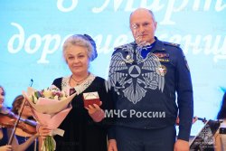 Александр Куренков наградил женщин-ветеранов МЧС России в преддверии 8 Марта