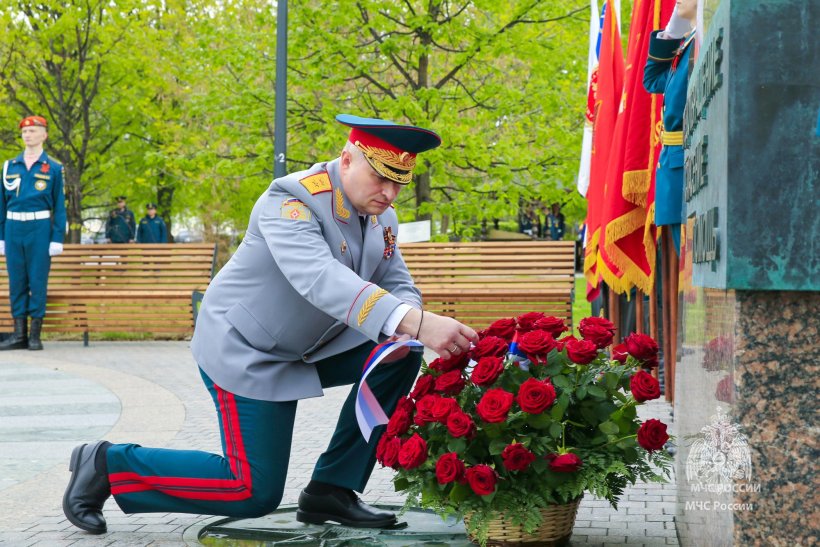 Курсанты вуза приняли участие в церемонии возложения цветов в дань памяти всем воинам Великой Отечественной войны