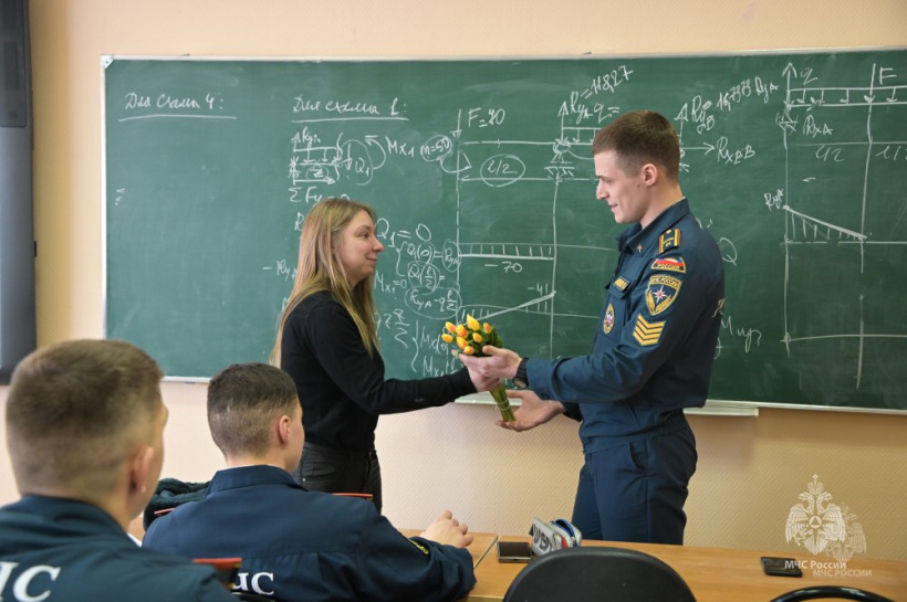 Цветы и улыбки стали главными атрибутами сегодняшнего дня 