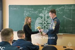 Цветы и улыбки стали главными атрибутами сегодняшнего дня 