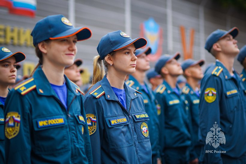 Символ чести и ответственности: курсантам вручили оранжевые береты