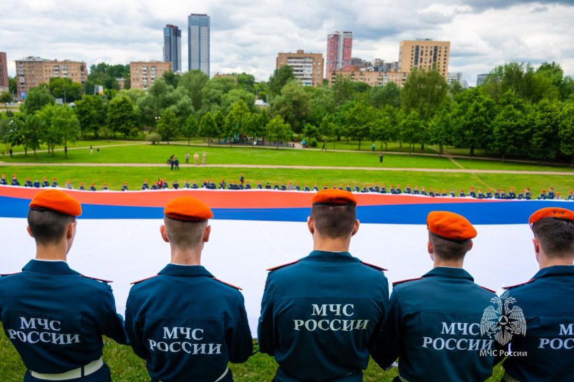 Личный состав Академии ГПС МЧС России провел патриотическую акцию ко Дню России 