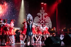 Цветы и улыбки стали главными атрибутами сегодняшнего дня 