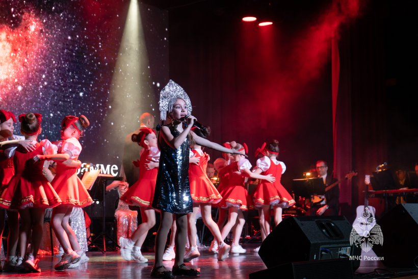 Цветы и улыбки стали главными атрибутами сегодняшнего дня 