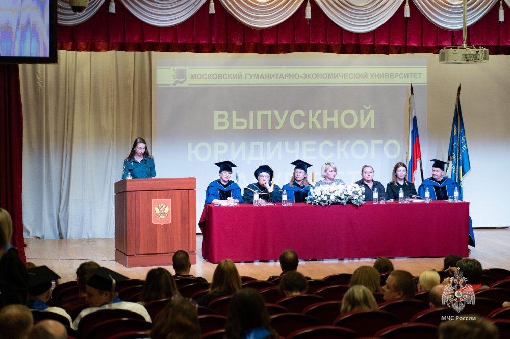 Сотрудники Академии выступили с напутственной речью на торжественной церемонии вручения дипломов