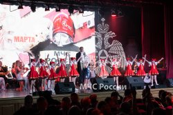 Цветы и улыбки стали главными атрибутами сегодняшнего дня 