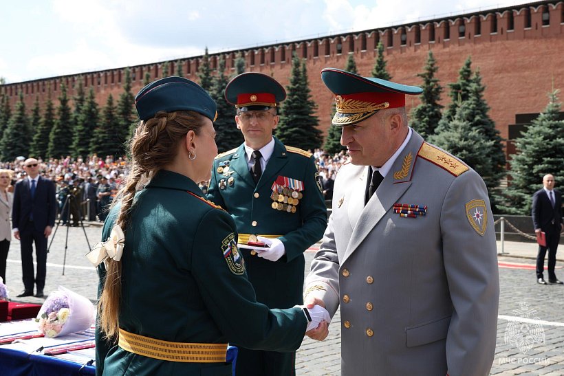 На Красной площади состоялась торжественная церемония вручения дипломов выпускникам двух вузов МЧС России