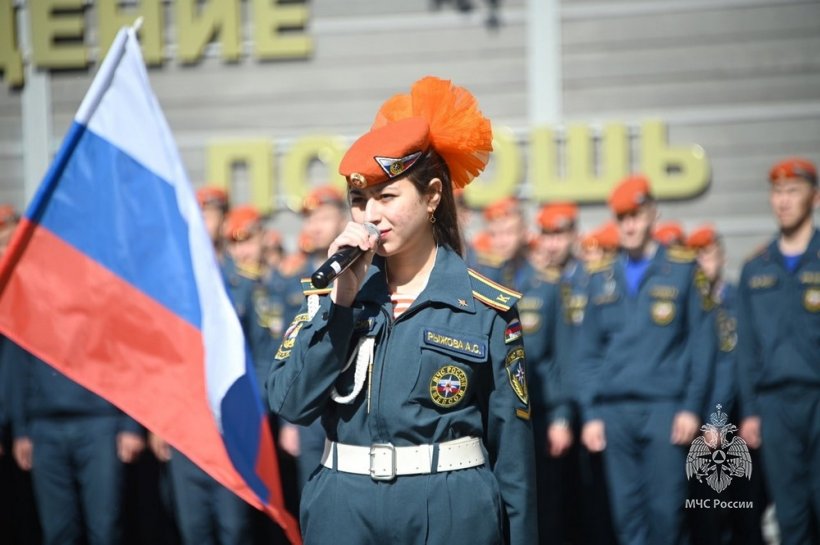 Торжественная церемония поднятия Государственного флага, посвященная Дню России