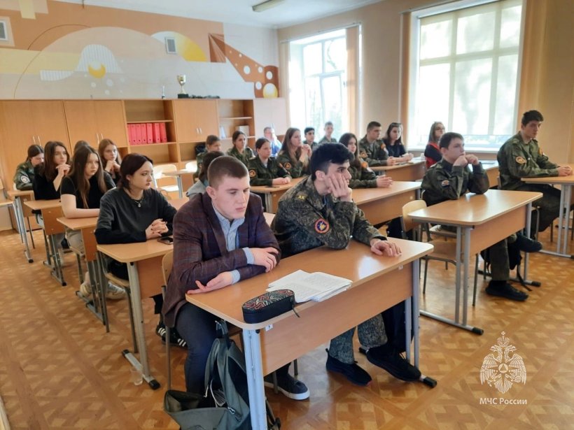 Сотрудники Академии ГПС МЧС России посетили кадетский класс в МБОУ СОШ 1000