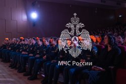 Цветы и улыбки стали главными атрибутами сегодняшнего дня 