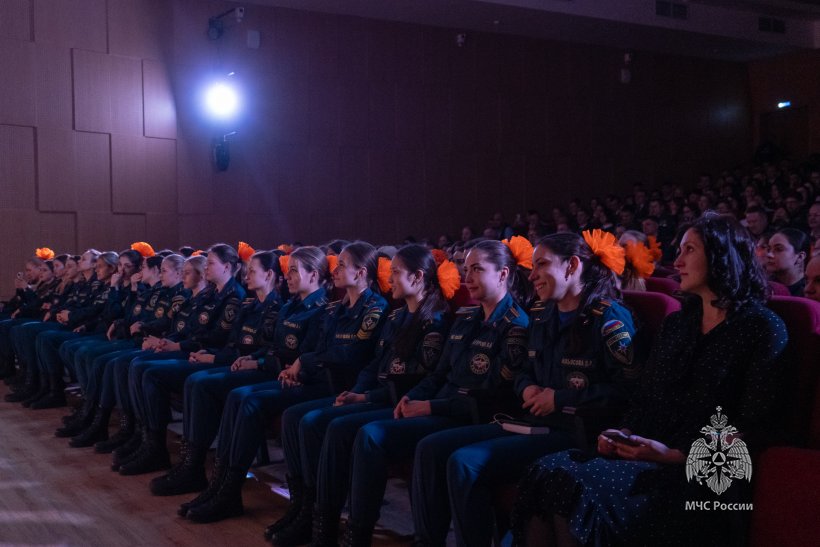 Цветы и улыбки стали главными атрибутами сегодняшнего дня 