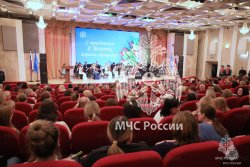 Александр Куренков наградил женщин-ветеранов МЧС России в преддверии 8 Марта