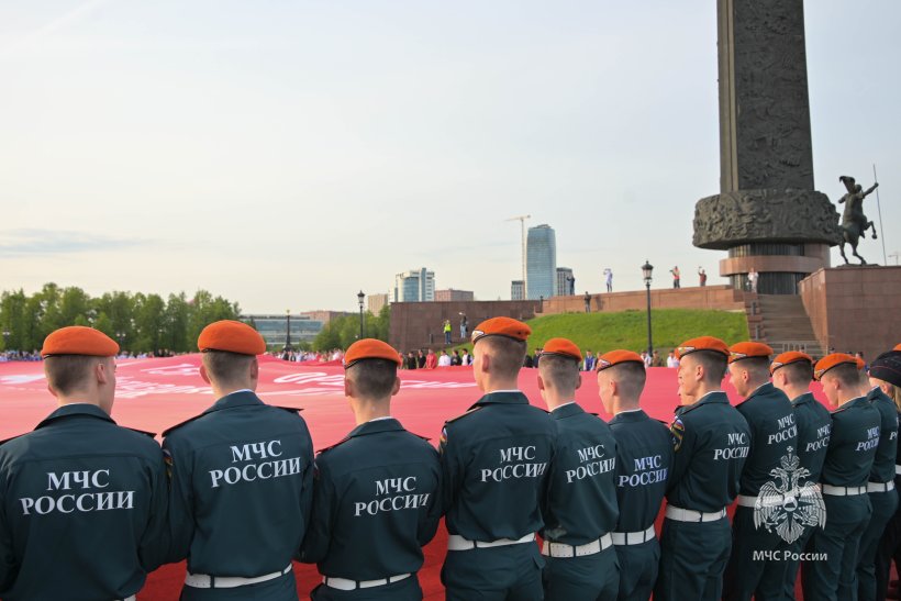 Самое большое в мире Знамя Победы развернули на Поклонной горе