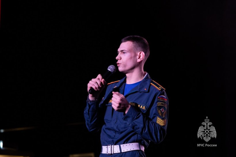 Курсанты Академии поздравили девушек с 8 марта