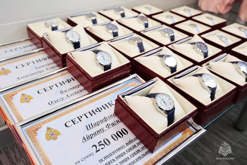 В МЧС России наградили спортсменов-юниоров по пожарно-спасательному спорту