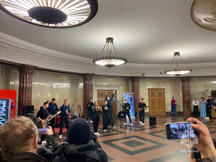 Обучающиеся МЧС России порадовали пассажиров метро живой музыкой