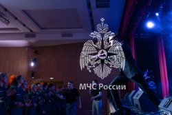 Цветы и улыбки стали главными атрибутами сегодняшнего дня 