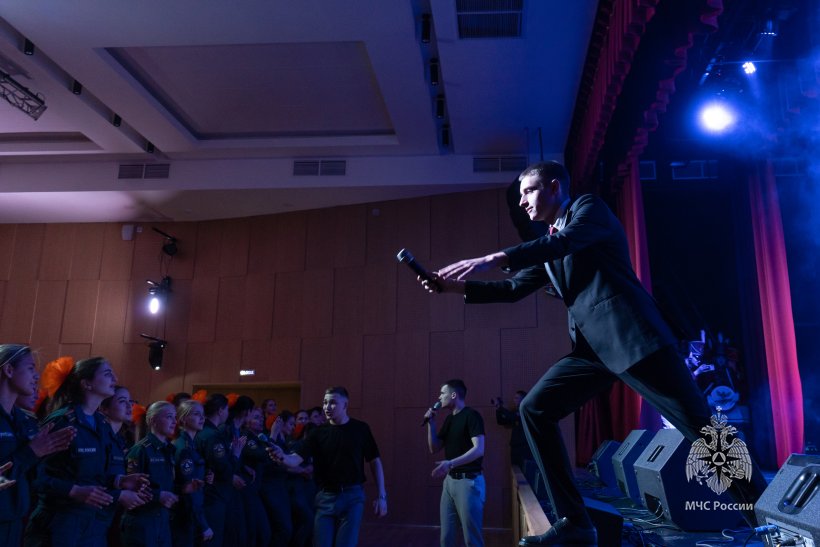 Цветы и улыбки стали главными атрибутами сегодняшнего дня 