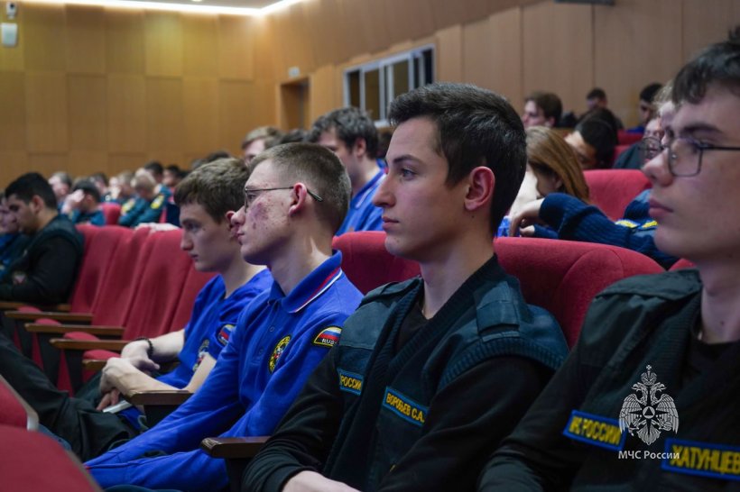 Правнучка маршала Жукова встретилась с обучающимся вузов МЧС России 