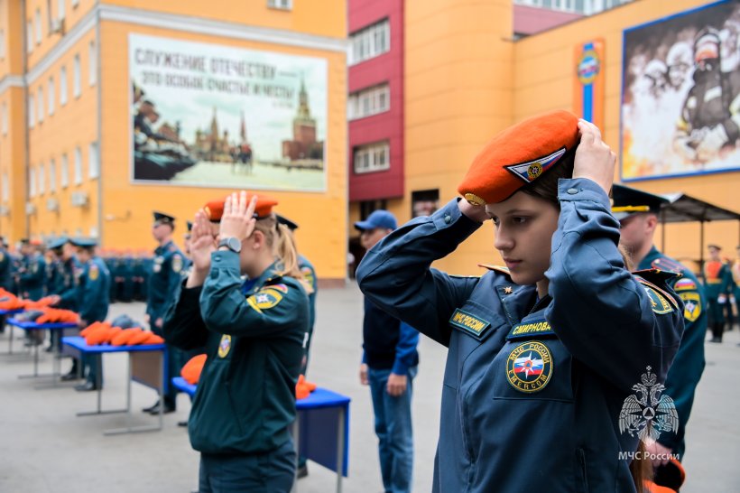 Символ чести и ответственности: курсантам вручили оранжевые береты