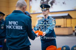 Символ чести и ответственности: курсантам вручили оранжевые береты