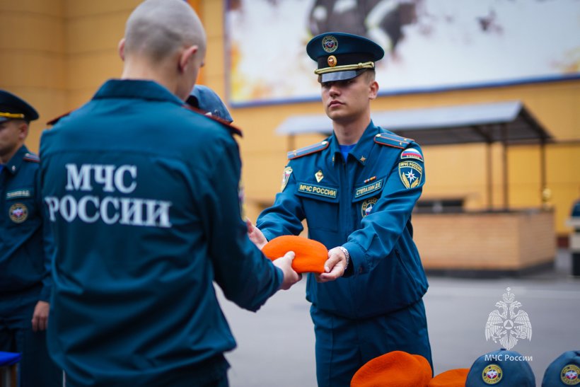 Символ чести и ответственности: курсантам вручили оранжевые береты