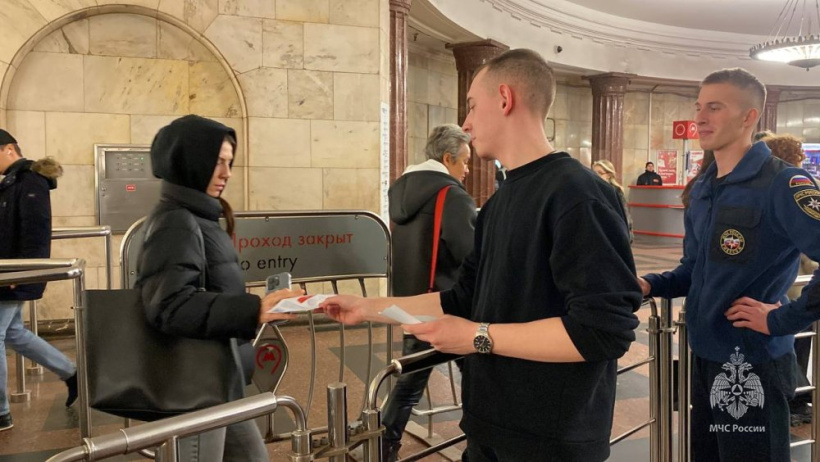 Обучающиеся МЧС России порадовали пассажиров метро живой музыкой