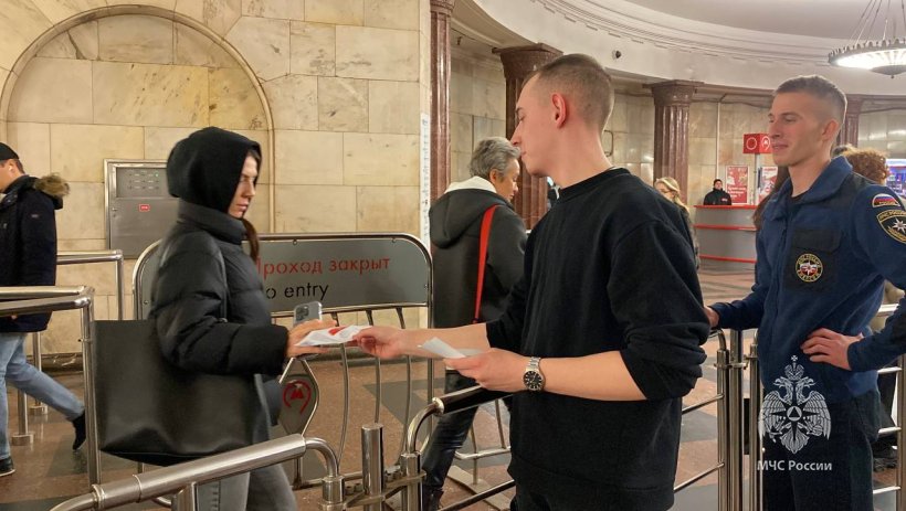 Обучающиеся МЧС России порадовали пассажиров метро живой музыкой