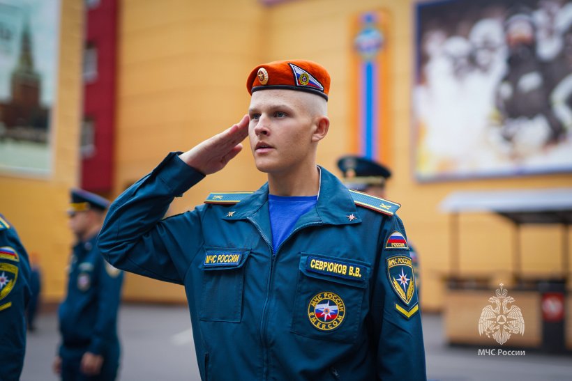 Символ чести и ответственности: курсантам вручили оранжевые береты