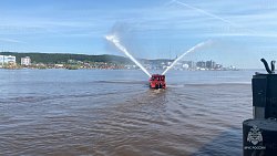 Учения на воде: тушение пожара на нефтяной барже