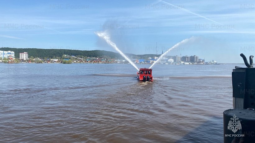 Учения на воде: тушение пожара на нефтяной барже