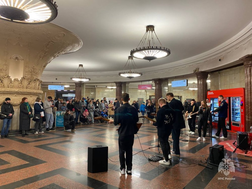 Обучающиеся МЧС России порадовали пассажиров метро живой музыкой