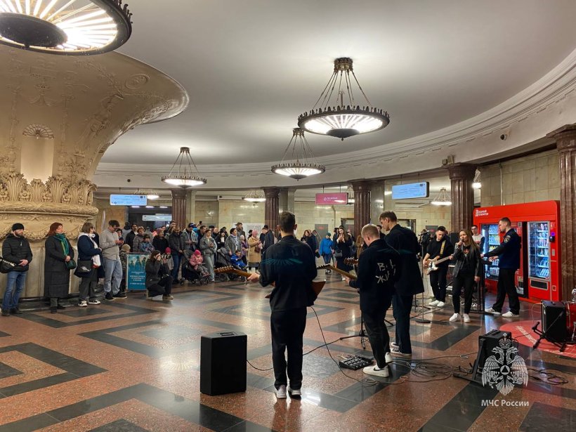 Обучающиеся МЧС России порадовали пассажиров метро живой музыкой