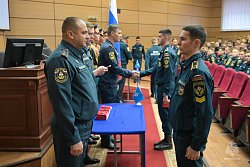 Курсантам Академии вручили удостоверения, жетоны и книжки спасателей