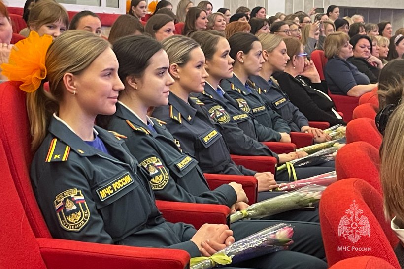 Александр Куренков наградил женщин-ветеранов МЧС России в преддверии 8 Марта