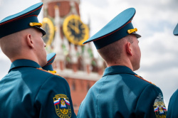 На Красной площади вручили дипломы выпускникам двух вузов МЧС России