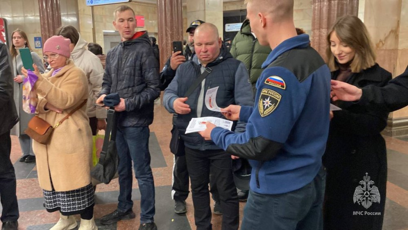 Обучающиеся МЧС России порадовали пассажиров метро живой музыкой