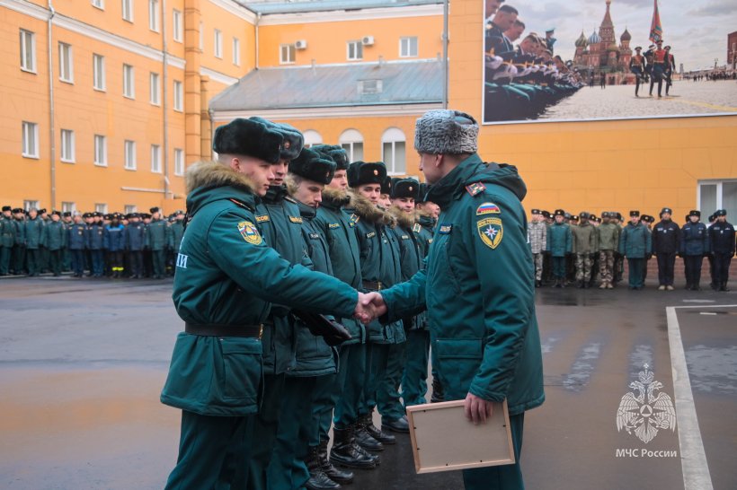 На плацу Академии состоялось построение переменного и постоянного состава