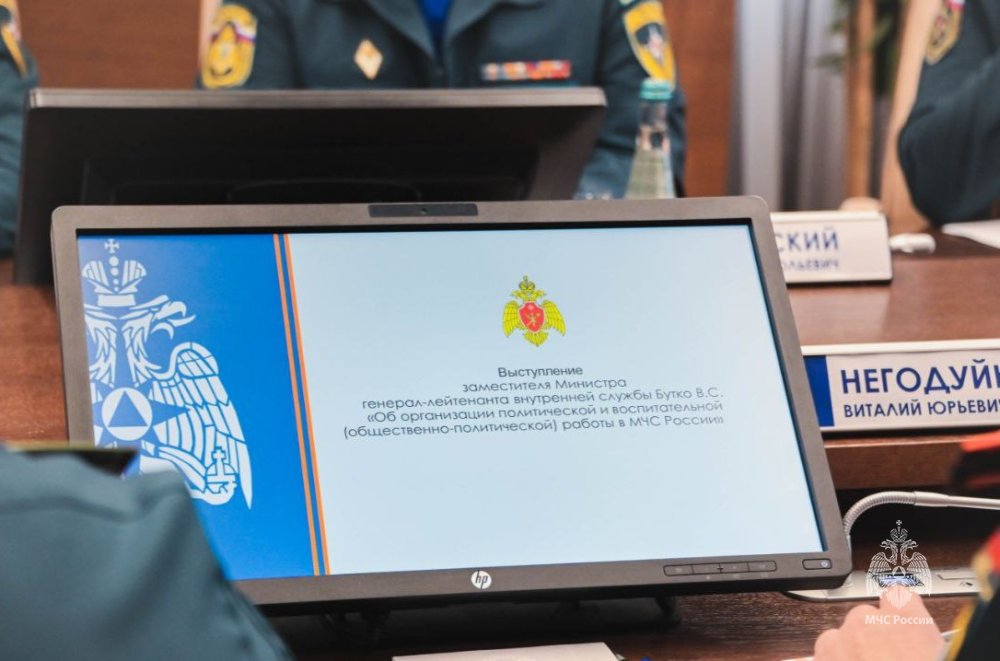 Заместители главы МЧС России провели занятия со слушателями Академии