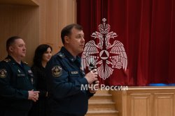 Цветы и улыбки стали главными атрибутами сегодняшнего дня 