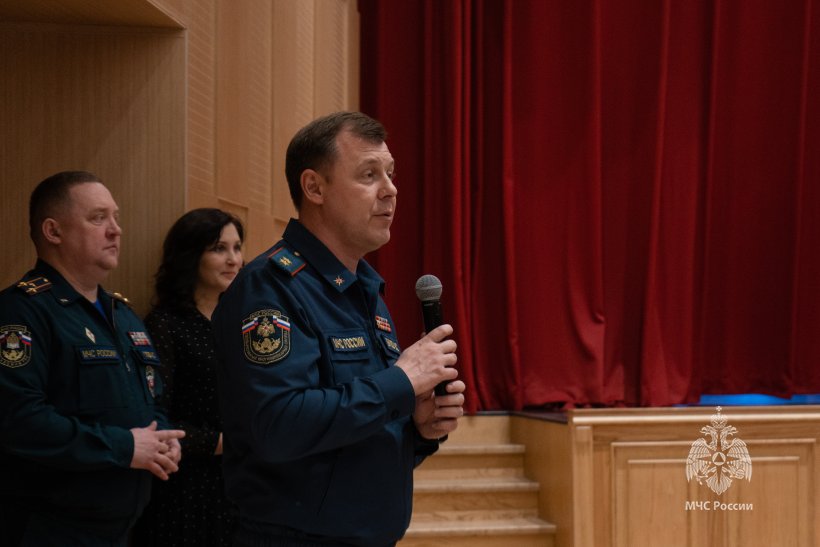 Цветы и улыбки стали главными атрибутами сегодняшнего дня 