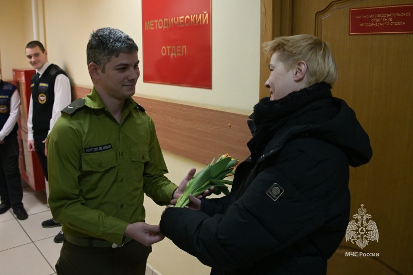 Цветы и улыбки стали главными атрибутами сегодняшнего дня 