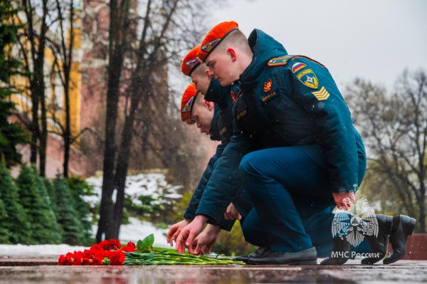 Курсанты выпускного курса Академии провели акцию памяти, посвященную бессмертному подвигу советского народа 
