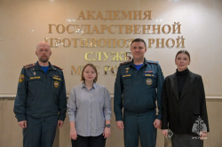 Правнучка маршала Жукова встретилась с обучающимся вузов МЧС России 