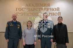 Правнучка маршала Жукова встретилась с обучающимся вузов МЧС России 
