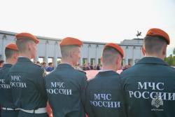 Самое большое в мире Знамя Победы развернули на Поклонной горе