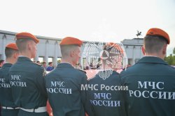 Самое большое в мире Знамя Победы развернули на Поклонной горе