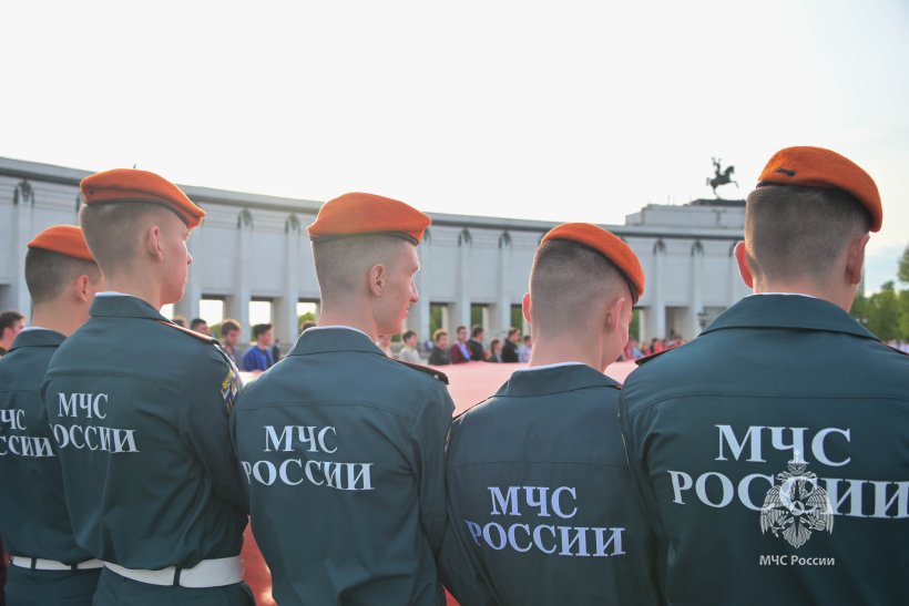 Самое большое в мире Знамя Победы развернули на Поклонной горе