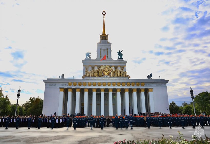 В Москве первокурсники Академии ГПС МЧС России приняли Присягу