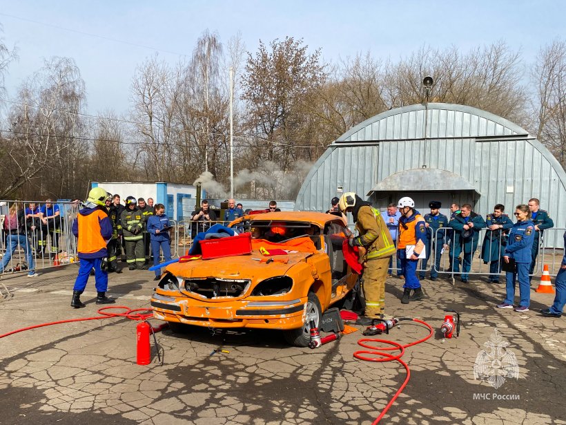 Будущие спасатели приняли участие в соревнованиях на звание «Лучшая команда МЧС России по проведению аварийно-спасательных работ» 